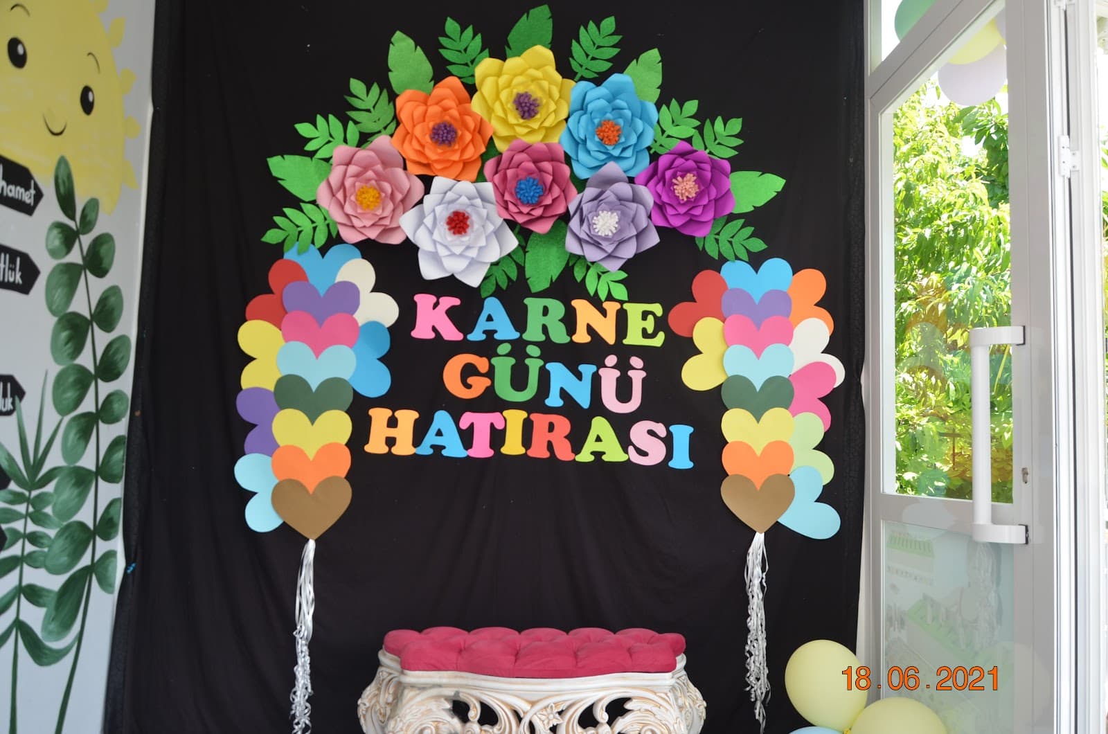Montessori sınıfında odaklanarak çalışan çocuk