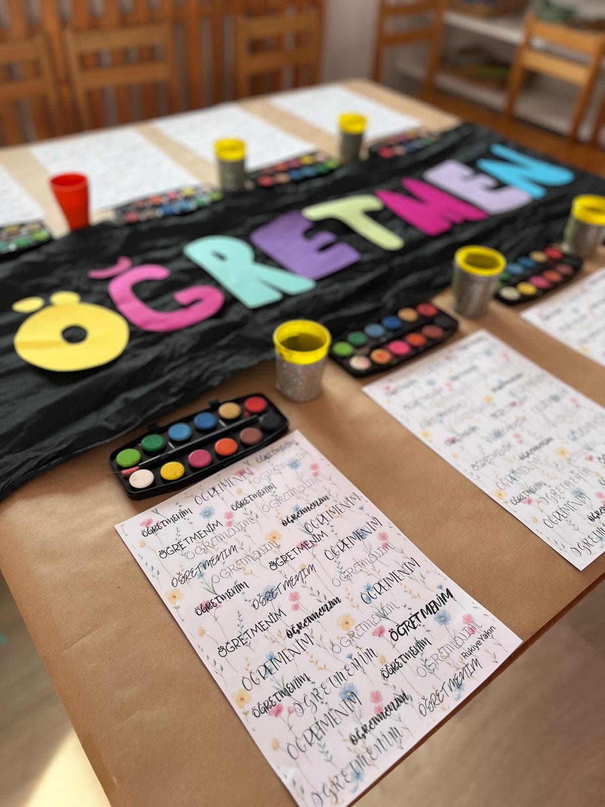 Kırşehir Deha Montessori'de materyaliyle çalışan çocuk